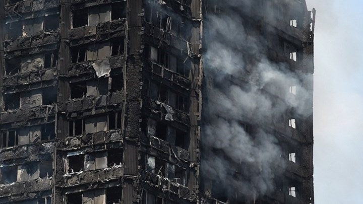 Σπαρακτικά sms από εγκλωβισμένους στον «Πύργο της κολάσεως» του Λονδίνου